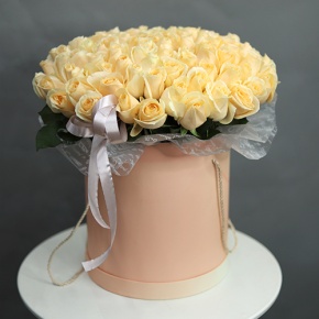 Композиция в шляпной коробке из 101 кремовой розы в Голицыно