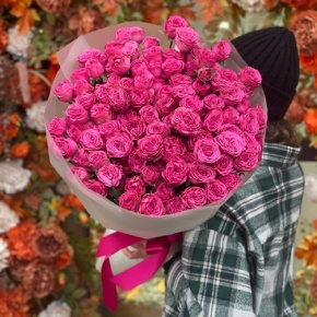 Букет из 35 малиновых кустовых пионовидных роз (60 см) в Голицыно