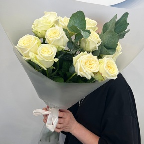 Букет белых роз с эвкалиптом (70 см) в Голицыно