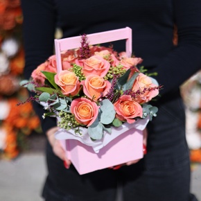 Композиция в ящике из роз Мисс Пигги и капса в Голицыно