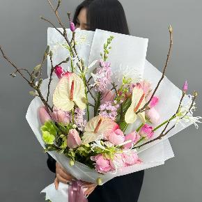 Авторский букет с антуриумами, ранункулюсами и цветущими ветками магнолии в Голицыно