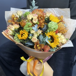 Букет "Сочиняй мечты" из подсолнухов, лейко, вибирнума, орхидей, калл, кустовых роз и талинума в Голицыно