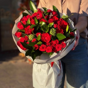 Букет "Всё возможно" из кустовых роз, скиммии, роз Эль Торо и рускуса в Голицыно