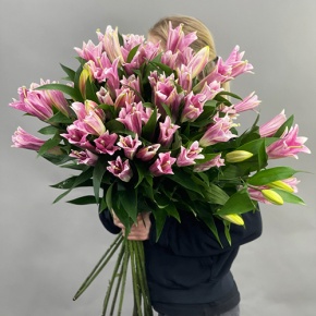 Букет из 17 розовых лилий в Голицыно