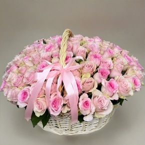 Композиция в корзине из 101 кенийской розы нежный микс (40 см) в Голицыно