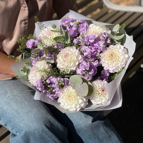 Букет "Совершенство" из георгин и ароматных маттиол в Голицыно