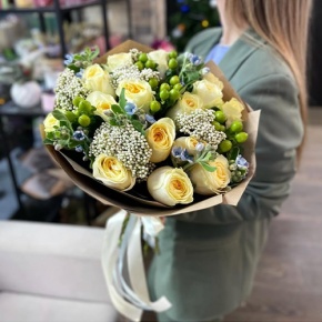 Букет "Мичиган" из пионовидных роз Баттеркап, озатамнуса, оксипеталума и гиперикума в Голицыно