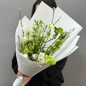 Белый букет с сиренью, ранункулюсами и тюльпанами в Голицыно