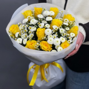 Букет "Синди" из лимонных роз, ромашек и хризантем сантини в Голицыно