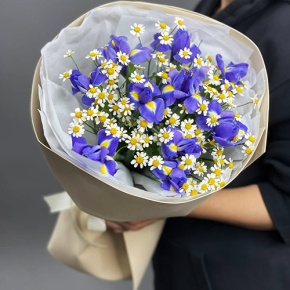 Букет из ирисов и ромашек в Голицыно