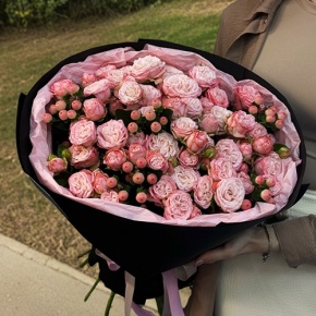 Букет из кустовых роз Бомбастик и гиперикума (50 см) в Голицыно