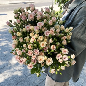 Букет из 31 кустовой розы микс (70 см) в Голицыно