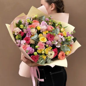 Букет "Яркая птичка" из пионовидных роз Риджертс Парк, маттиол, диантусов и эустом в Голицыно