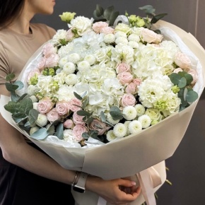 Букет "Пастелла" из кустовых пионовидных роз, Голландской Гортензии, эустомы, хризантемы Ньютон и эвкалипта в Голицыно