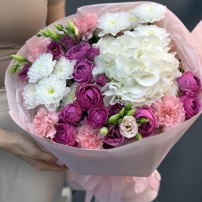 Букет "Вуаль" из хризантемы, кустовых пионовидных роз Мисти Баблз, диантусов, Голландской гортензии и эустом в Голицыно