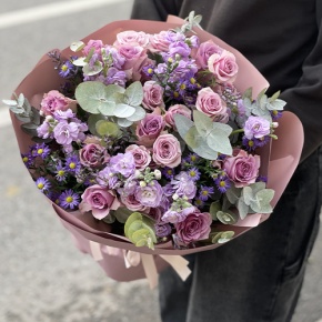 Букет "Хрустальный" из роз, астера и ароматных маттиол в Голицыно