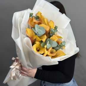 Букет из 17 оранжевых калл с эвкалиптом в Голицыно