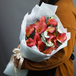 Букет из 17 нежных калл с эвкалиптом в Голицыно