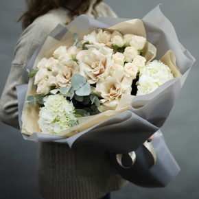 Букет "Вайб" из роз Эквадор Квиксенд, гортензии и кустовых роз в Голицыно