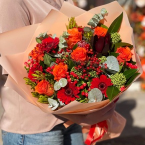 Букет "На заре" из роз, калины, скиммии, гиперикума, сафари, гербер и капса в Голицыно