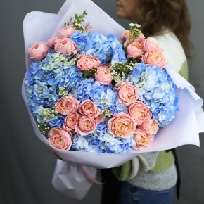 Букет "Тону в твоих глазах" из кустовых пионовидных роз Джульетта, хамелациума и гортензий в Голицыно