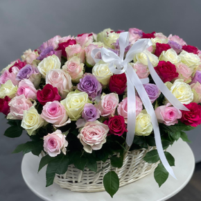 Композиция в корзине из 101 розы микс в Голицыно