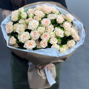 Нежный букет из 17 кремовых кустовых роз (60 см) в Голицыно