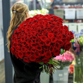Букет 101 красная роза Ред Наоми (60 см) в Голицыно