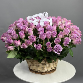 Композиция в корзине из 131 кенийской розы (40 см) в Голицыно