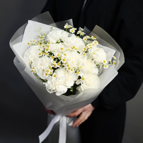 Букет "Молочный пудинг" из диантусов и ромашек в Голицыно