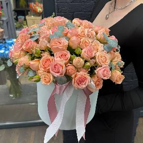 Композиция из кустовых роз в шляпной коробке " Персиковый мусс" в Голицыно