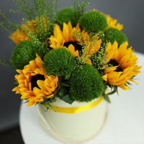 Композиция в шляпной коробке из подсолнухов и диантусов люкс в Голицыно