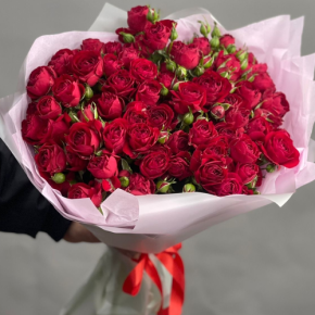 Букет из 17 красных кустовых пионовидных роз (50 см) в Голицыно