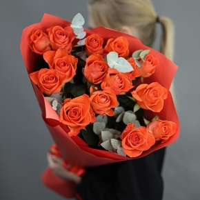 Букет из 15 морковных роз с эвкалиптом (70 см) в Голицыно