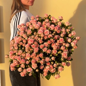 Букет из 39 нежных кустовых роз (70 см) в Голицыно