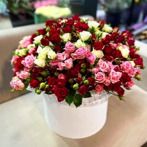 Композиция в шляпной коробке из 101 кустовой розы микс (50 см) в Голицыно