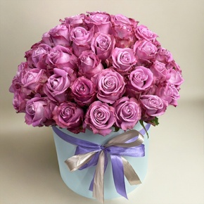 Композиция в шляпной коробке из 51 розы Меритим в Голицыно