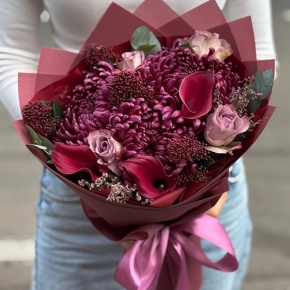 Букет "Импульс" из скиммии, калл, роз и хризантем Бигоуди в Голицыно