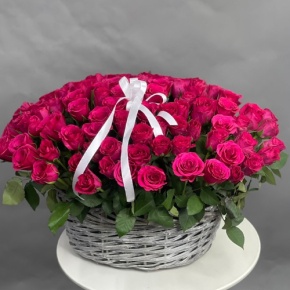 Композиция в корзине из 101 малиновой розы (40 см) в Голицыно