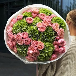 Букет "Фреш леди" из Голландских гортензий и пионовидных кустовых роз Джульетта в Голицыно