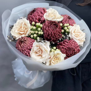 Букет "Всё что тебе касается" из хризантем Бигоуди, роз Эквадор Квиксенд и гиперикума в Голицыно