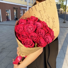 Букет из 15 роз Шангрила в крафте (60 см) в Голицыно