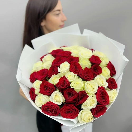 Букет из 51 красно-белой розы 70 см в Голицыно