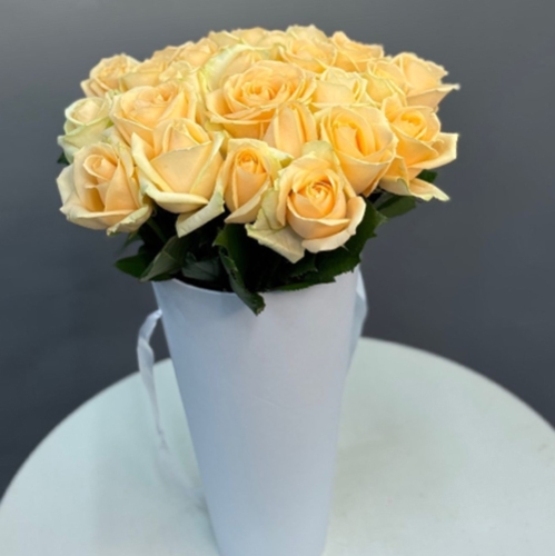 25 кремовых роз в конусе в Голицыно