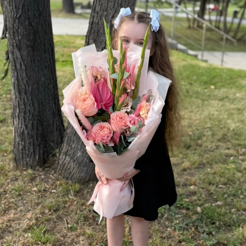Букет на 1 сентября с гладиолусами, розами и антуриумом в Голицыно
