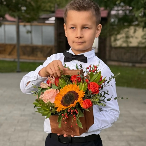 Деревянный ящик с подсолнухом, розами и калиной в Голицыно