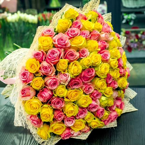 Букет из 101 розовой и лимонной розы (50 см) в Голицыно