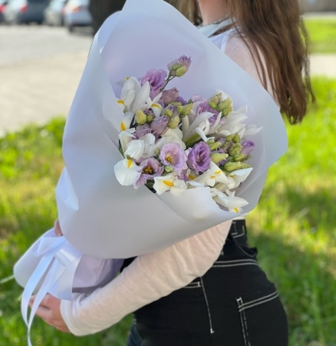 Букет "Вива ла дива" из эустом и ирисов в Голицыно