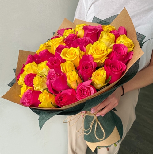 Букет из 51 малиновой и лимонной розы (40 см) в Голицыно