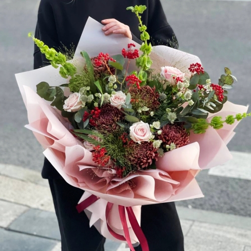 Букет "Вернисаж" из калины, хризантем Бигоуди, молюцеллы, паникума, роз и астранции в Голицыно